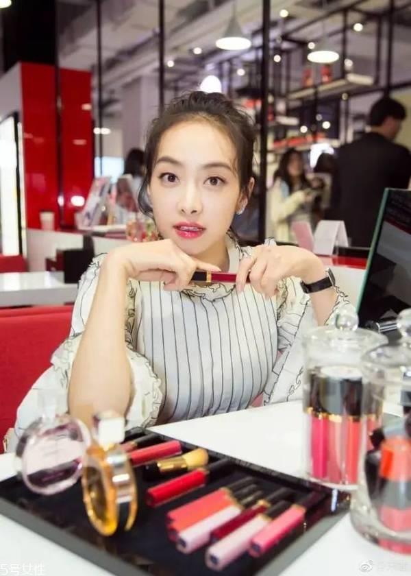 空气丸子头怎么弄 侧分半丸子头扎法