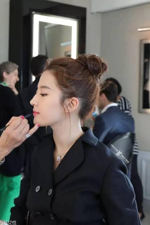 空气丸子头怎么弄 侧分半丸子头扎法