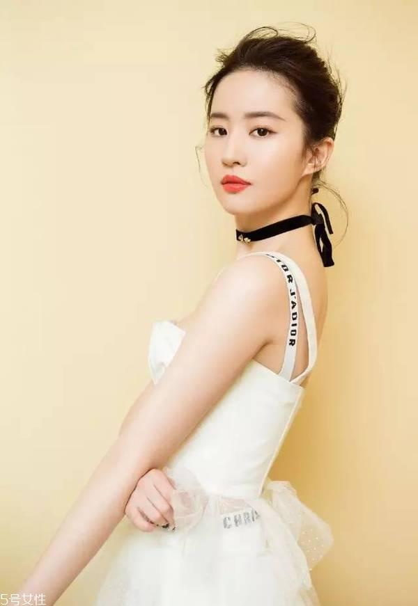 空气丸子头怎么弄 侧分半丸子头扎法