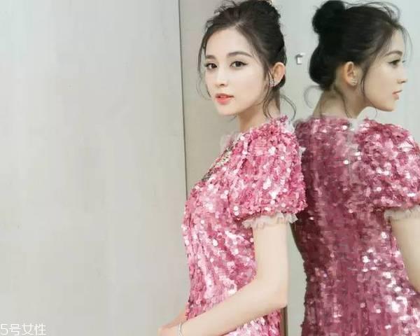 空气丸子头怎么弄 侧分半丸子头扎法