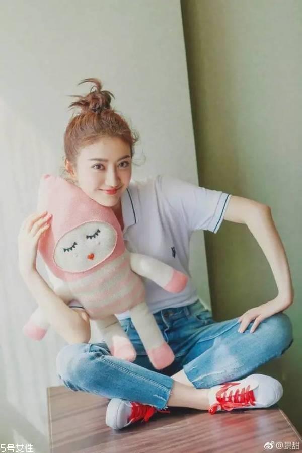 空气丸子头怎么弄 侧分半丸子头扎法