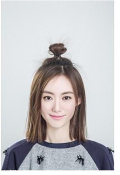 空气丸子头怎么弄 侧分半丸子头扎法