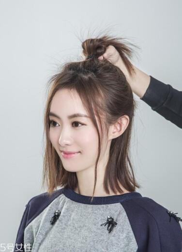 空气丸子头怎么弄 侧分半丸子头扎法