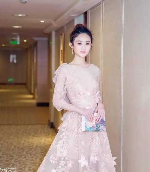 空气丸子头怎么弄 侧分半丸子头扎法