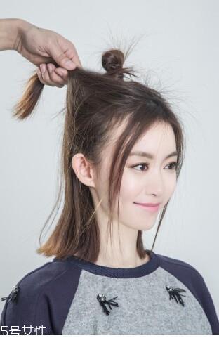 空气丸子头怎么弄 侧分半丸子头扎法