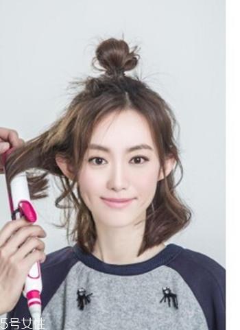 空气丸子头怎么弄 侧分半丸子头扎法