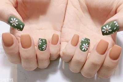 ​简约跳色美甲图片 这几款耐看又日常