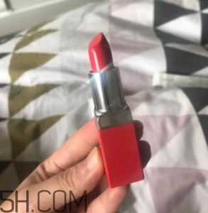 ​倩碧小方唇膏卡唇纹吗？06号适合黄皮吗？