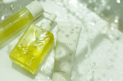 ​卸妆油是卸妆水吗 卸妆油为什么要干手干脸