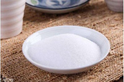 ​脸上过敏可以用盐水吗 用盐洗脸后脸火辣辣的原因