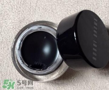​眼线膏要沾水吗？用干刷子还是湿刷子