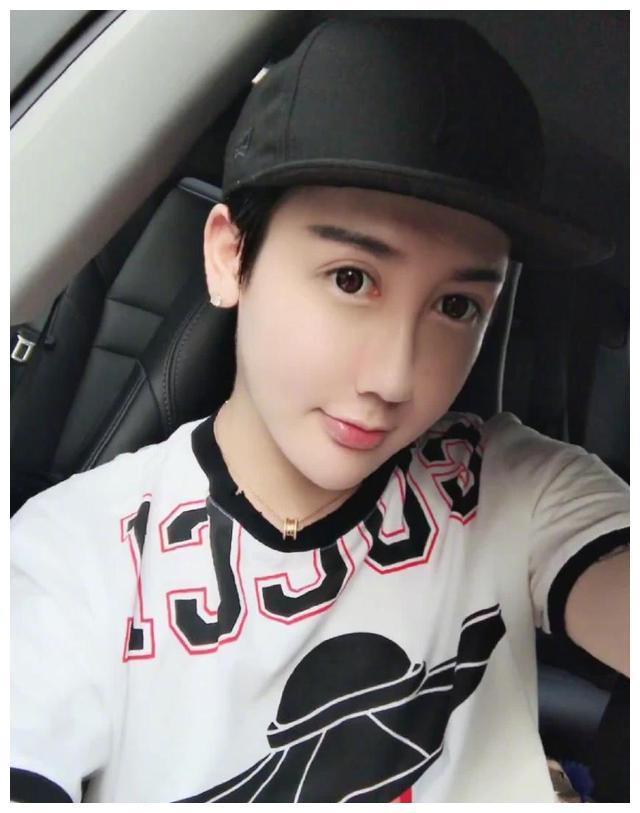 网红“蛇精男”低调回归，拿掉玻尿酸变小鲜肉，颜值还不错