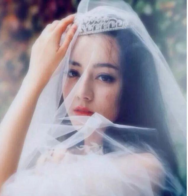 当红三大新疆花旦，娜扎美若天仙，佟丽娅高贵端庄，她才配称女神