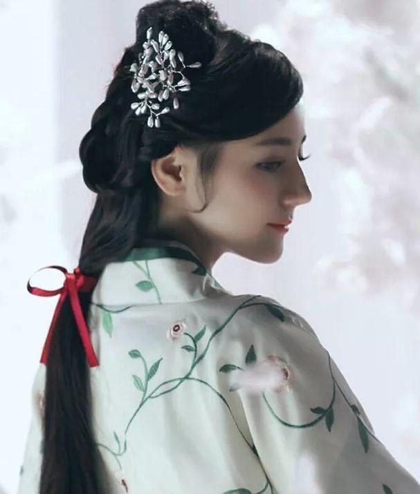 当红三大新疆花旦，娜扎美若天仙，佟丽娅高贵端庄，她才配称女神