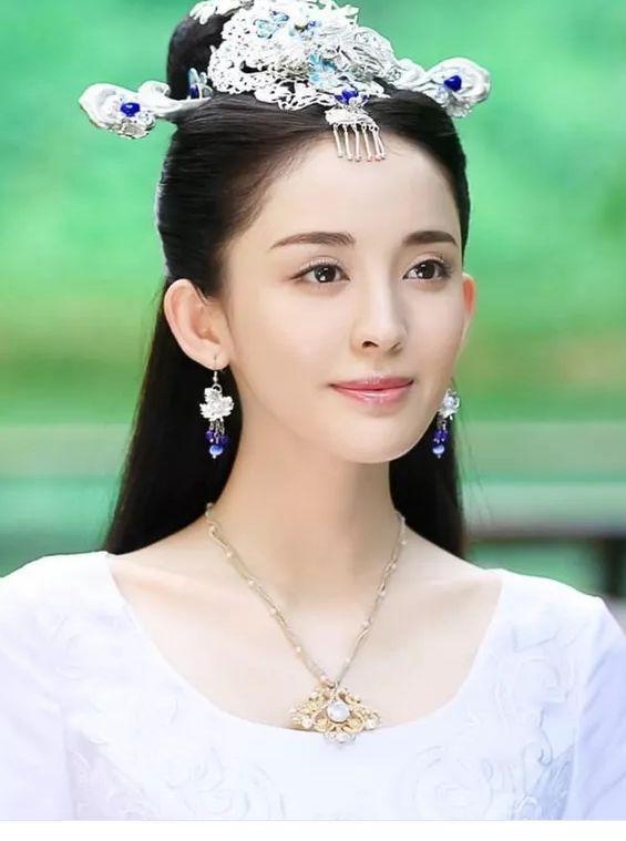 当红三大新疆花旦，娜扎美若天仙，佟丽娅高贵端庄，她才配称女神