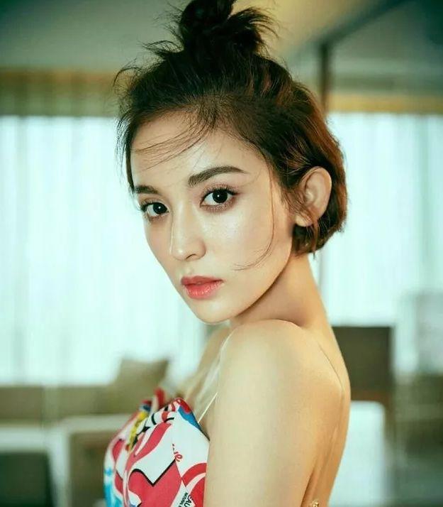 当红三大新疆花旦，娜扎美若天仙，佟丽娅高贵端庄，她才配称女神