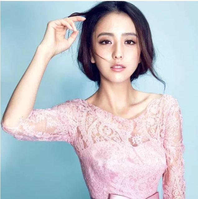 当红三大新疆花旦，娜扎美若天仙，佟丽娅高贵端庄，她才配称女神