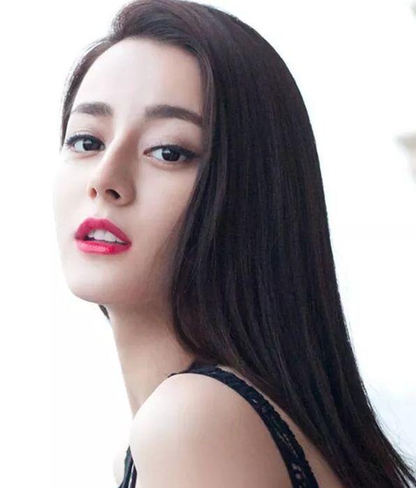 当红三大新疆花旦，娜扎美若天仙，佟丽娅高贵端庄，她才配称女神