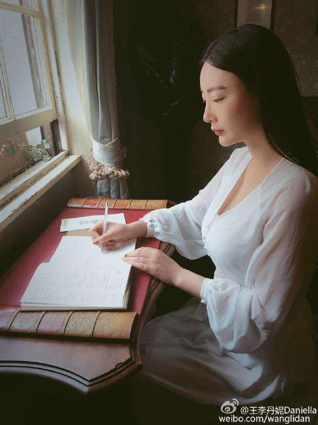 电影《一路向西》女主角王李丹妮近照, 再也不想靠身材博关注
