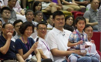 ​世界第一巨人鲍喜顺一家合影，妻子站着才到他腰，儿子8岁1米6！