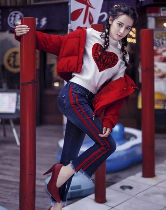 迪丽热巴拥有奇迹大长腿，合拢一瞬间粉丝炸锅了，这才是真腿精！