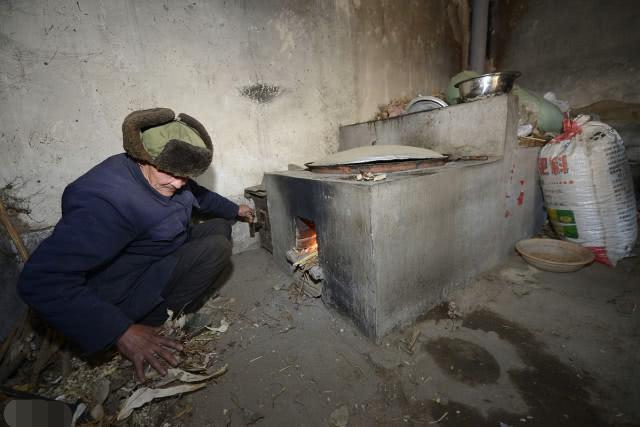 农村不准烧煤怎么取暖？专家建议用电和气，老农：只能挨冻了！