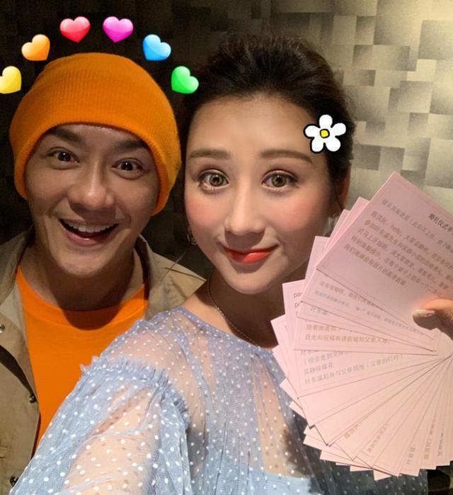 陈浩民与娇妻甜蜜约会，蒋丽莎嘟嘴亲吻丈夫，画面温馨爱意浓浓