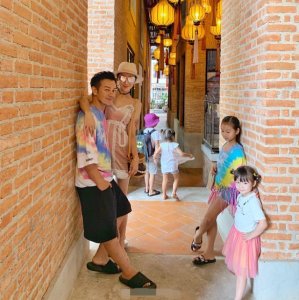 ​陈浩民与娇妻甜蜜约会，蒋丽莎嘟嘴亲吻丈夫，画面温馨爱意浓浓