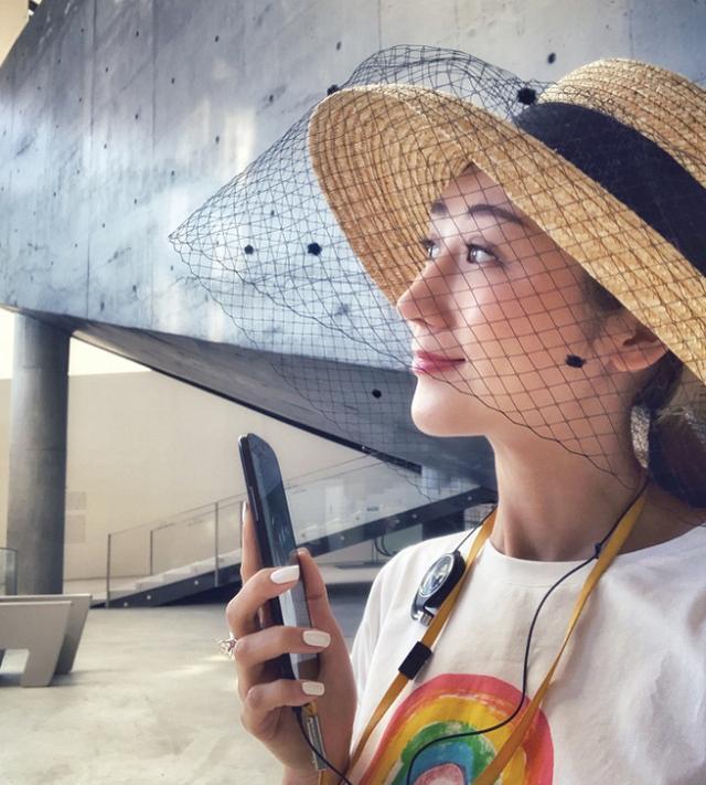 陈浩民与娇妻甜蜜约会，蒋丽莎嘟嘴亲吻丈夫，画面温馨爱意浓浓