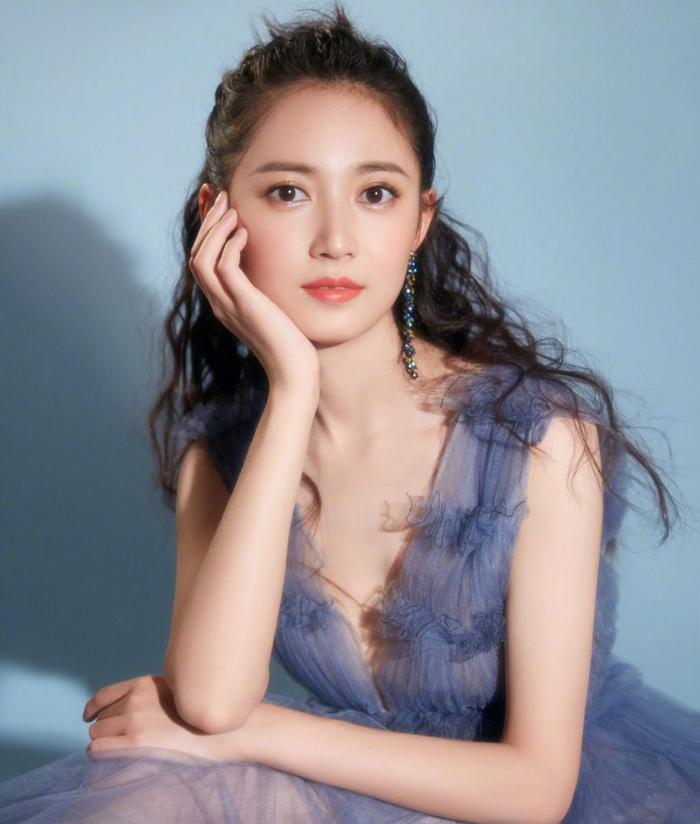 陈钰琪鬼马精灵清新灵动，可盐可甜娇俏甜美，英姿飒爽太迷人！