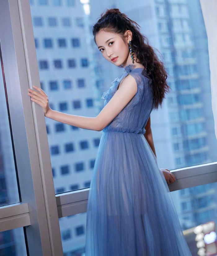陈钰琪鬼马精灵清新灵动，可盐可甜娇俏甜美，英姿飒爽太迷人！