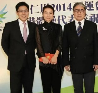 ​78岁霍震霆身体抱恙，谈及霍启仁求婚成功：真是开心啊