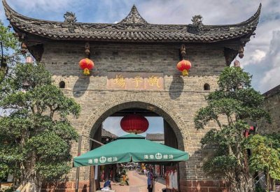 ​曾是成都市区排名第一的热门古镇，如今冷清到很多商铺都已经关门