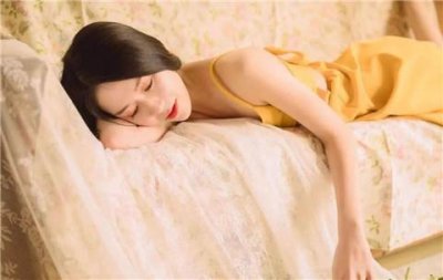 ​内向女生暗示喜欢你，却躲着你是什么原因？