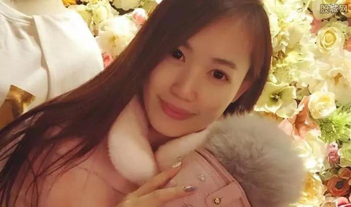 马蓉频更微博怼王宝强,网友问和宋喆睡过吗?马蓉十字回应被赞