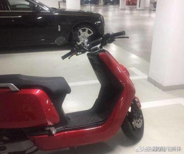 王思聪车库曝光，竟还有电动车？网友：终于开得起思聪同款车了！