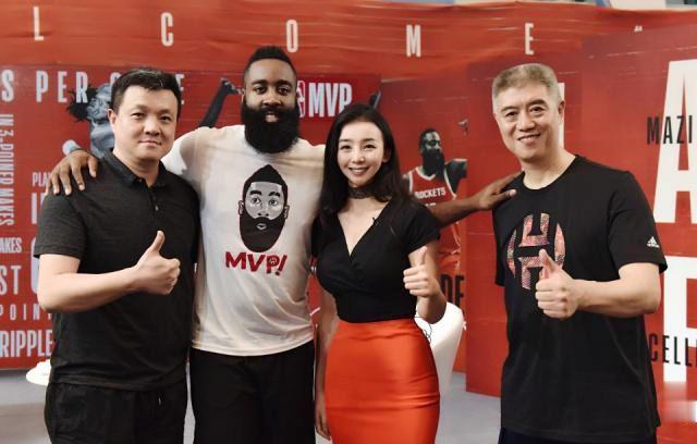 NBA最前线美女主播,詹皇和她同框不淡定,直播显“事业线”吸睛