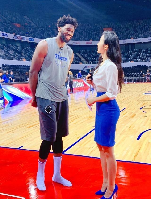 NBA最前线美女主播,詹皇和她同框不淡定,直播显“事业线”吸睛