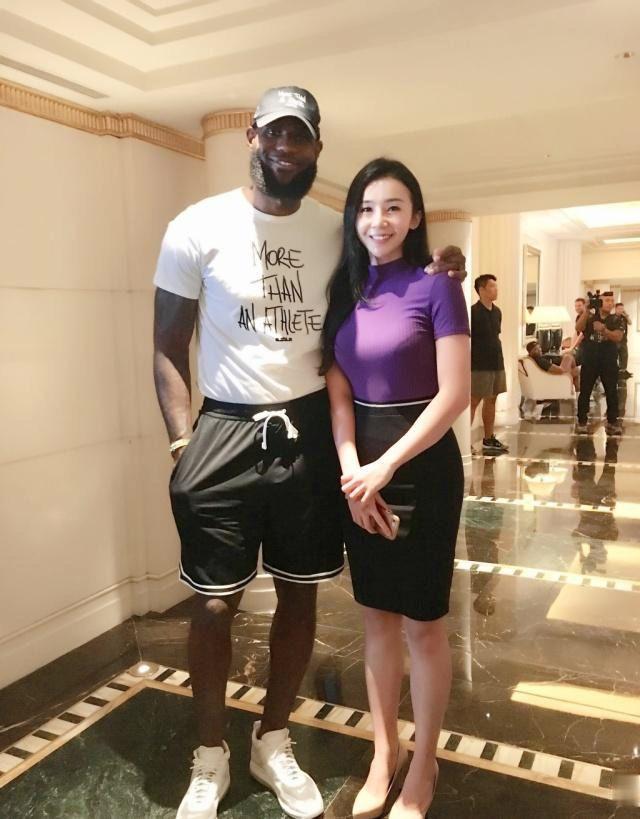 NBA最前线美女主播,詹皇和她同框不淡定,直播显“事业线”吸睛
