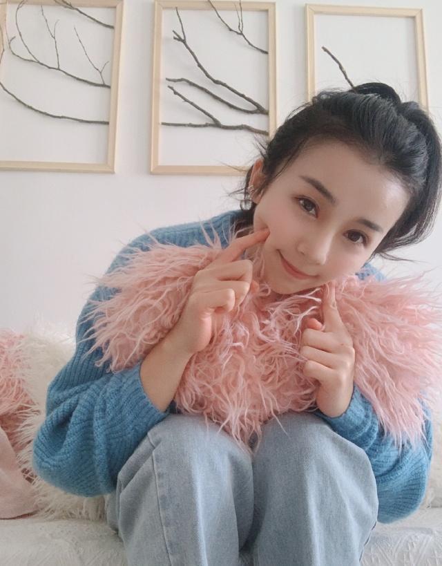 NBA最前线美女主播,詹皇和她同框不淡定,直播显“事业线”吸睛