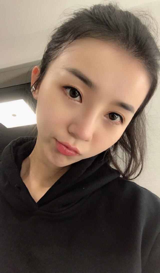 NBA最前线美女主播,詹皇和她同框不淡定,直播显“事业线”吸睛