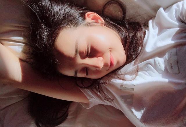 NBA最前线美女主播,詹皇和她同框不淡定,直播显“事业线”吸睛