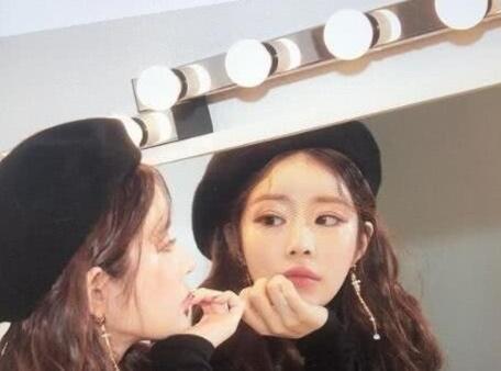 BIGBANG胜利与女生手挽手现身,网友:洗心革面好好做人的感觉