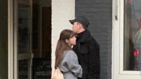 BIGBANG胜利与女生手挽手现身,网友:洗心革面好好做人的感觉