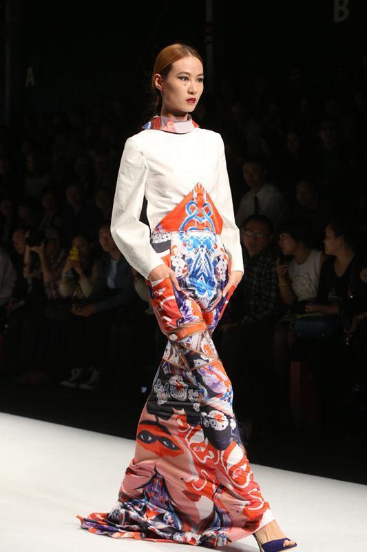 31岁辞公务员成“最美男旦”，戏曲的“诱惑”下 设计师也疯狂