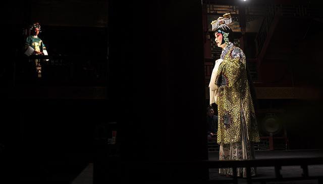 31岁辞公务员成“最美男旦”，戏曲的“诱惑”下 设计师也疯狂