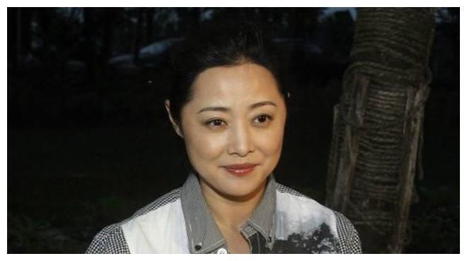 90年代影视圈一姐,在最低谷时提携吴秀波,如今淡出娱乐圈