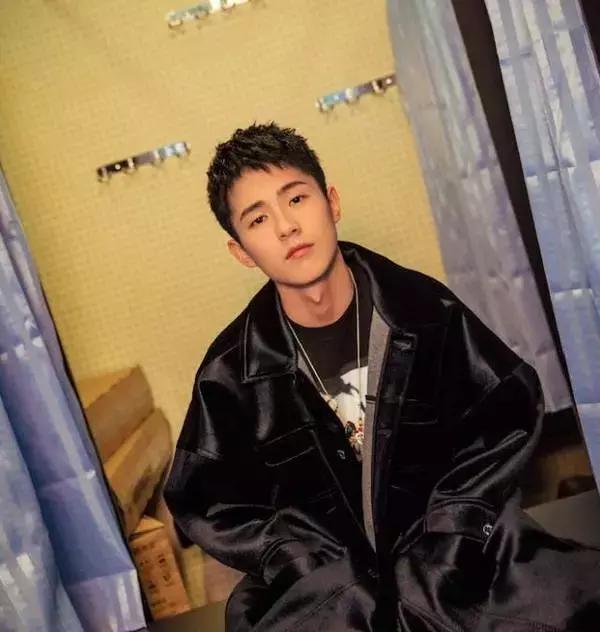 不迷信流行款，看脸型选发型才是王道