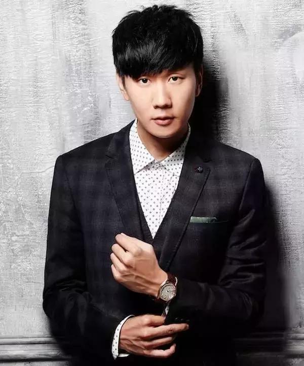 不迷信流行款，看脸型选发型才是王道