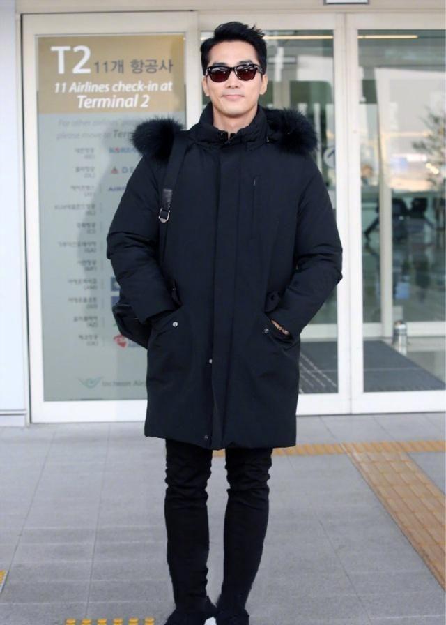 刘亦菲前男友穿一身黑衣出镜,戴墨镜撞脸赵又廷,42岁看起来像24